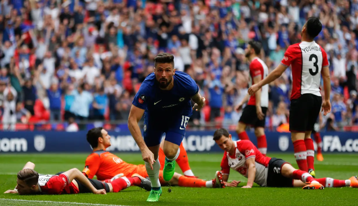 Pemain Chelsea, Olivier Giroud berselebrasi setelah mencetak gol ke gawang Southampton pada laga semifinal Piala FA di Stadion Wembley, London, Minggu (22/4). Chelsea lolos final Piala FA setelah menang 2-0 atas Southampton. (AP/Frank Augstein)