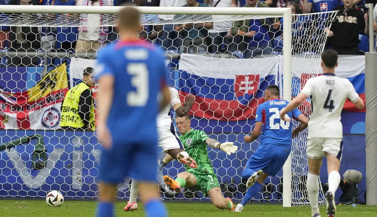 Striker Timnas Slovakia, Ivan Schranz (kedua kanan) mencetak gol ke gawang Timnas Inggris pada laga babak 16 besar Euro 2024 di Arena AufSchalke, Gelsenkirchen, Jerman, Minggu (30/6/2024). (AP Photo/Antonio Calanni)