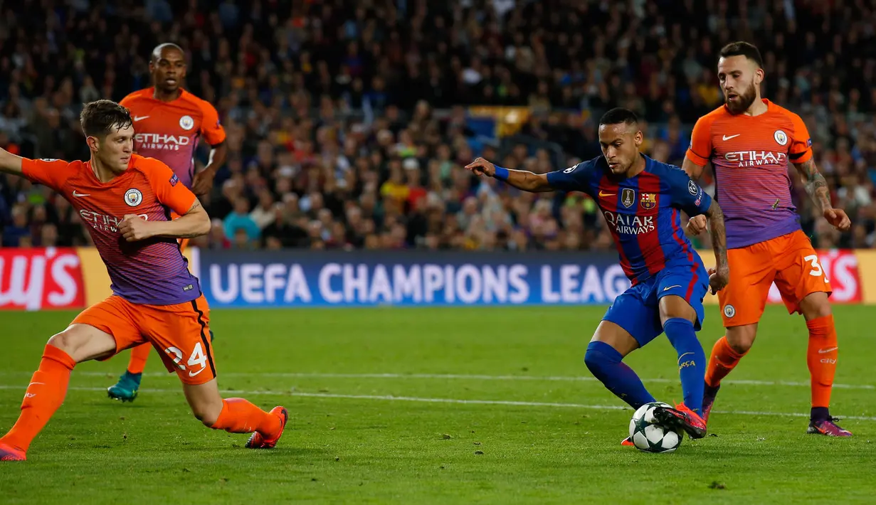 Aksi pemain Barca, Neymar mencoba melewati berapa pemain City yang akhirnya membuahkan gol keempat untuk Barca pada pertandingan liga Champion, Barcelona manjamu Manchester City di stadion Camp Nou, Barcelona, Spanyol (19/10). (Reuters/Albert Gea)