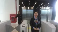 Mawar Merah untuk Penumpang Kereta Bandara di Stasiun Sudirman