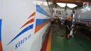 Petugas menyelesaikan perbaikan pada gerbong kereta api di Depo Kereta Poncol Semarang, Kamis (31/5). PT KAI terus mengebut perbaikan gerbong kereta api yang akan digunakan untuk mengangkut pemudik Lebaran Idul Fitri 1439 Hijriyah. (Liputan6.com/Gholib)