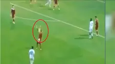 Berikut aksi hebat pemain dari salahs atu klub di Eropa yang berhasil menghentikan tendangan bebas lawan dengan cara uang unik.