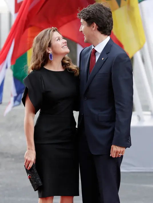 Perdana Menteri Kanada Justin Trudeau didampingi istrinya Sophie Gregoire-Trudeau tiba pada hari pertama KTT G-20 di Hamburg, Jerman utara, Jumat, (7/7). Sejumlah pemimpin negara berkumpul dalam KTT G20 pada 7-8 Juli 2017. (AP Photo/Michael Sohn)