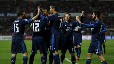 Para Pemain Real Madrid merayakan gol Karim Benzema (3kiri) saat melawan Granada pada lanjutan La Liga Spanyol di di Estadio Nuevo Los Carmenes, Senin (8/2/2016) dini hari WIB. (REUTERS/Marcelo del Pozo)