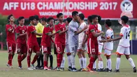 Pemain Timnas Indonesia U-19 bersalaman dengan pemain Brunei Darussalam pada laga Piala AFF U-18 di Stadion Thuwunna, Myanmar, Rabu (13/9/2017). Indonesia menang 8-0 atas Brunei Darussalam. (Liputan6.com/Yoppy Renato)