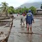Warga memeriksa kerusakan di desa yang terkena banjir di Ile Ape, di Pulau Lembata, provinsi Nusa Tenggara Timur, Minggu (4/5/2021). Cuaca ekstrem yang mengakibatkan banjir bandang disertai hujan lebat dan angin kencang menerjang sejumlah kawasan di NTT dan NTB. (AP Photo/Ricko Wawo)