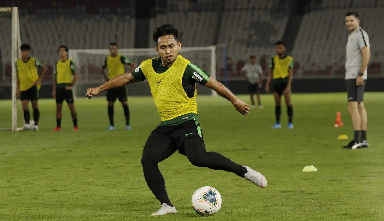 Pemain Timnas Indonesia, Andik Vermansah, melepaskan tendangan saat latihan jelang laga kualifikasi Piala Dunia di SUGBK, Jakarta, Senin (2/9). Indonesia akan berhadapan dengan Malaysia. (Bola.com/M Iqbal Ichsan)