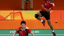 Pebulutangkis ganda campuran Indonesia, Tontowi Ahmad/Liliyana Natsir mengembalikan bola ke Robin Middleton/Leanne Choo (Australia) pada laga perdana Grup C Olimpiade Rio 2016, Kamis (11/8). Tontowi/Liliyana unggul 21-7 21-8. (REUTERS/Marcelo del Pozo)