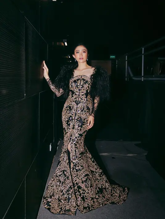 Artis sinetron Febby Rastanty mengunggah potretnya dalam balutan kebaya mewah yang dilengkapi dengan bulu atau fur di bagian bahu. Gaun kebaya kali ini dirancang designer bernama Julianto. (Instagram/febbyrastanty)