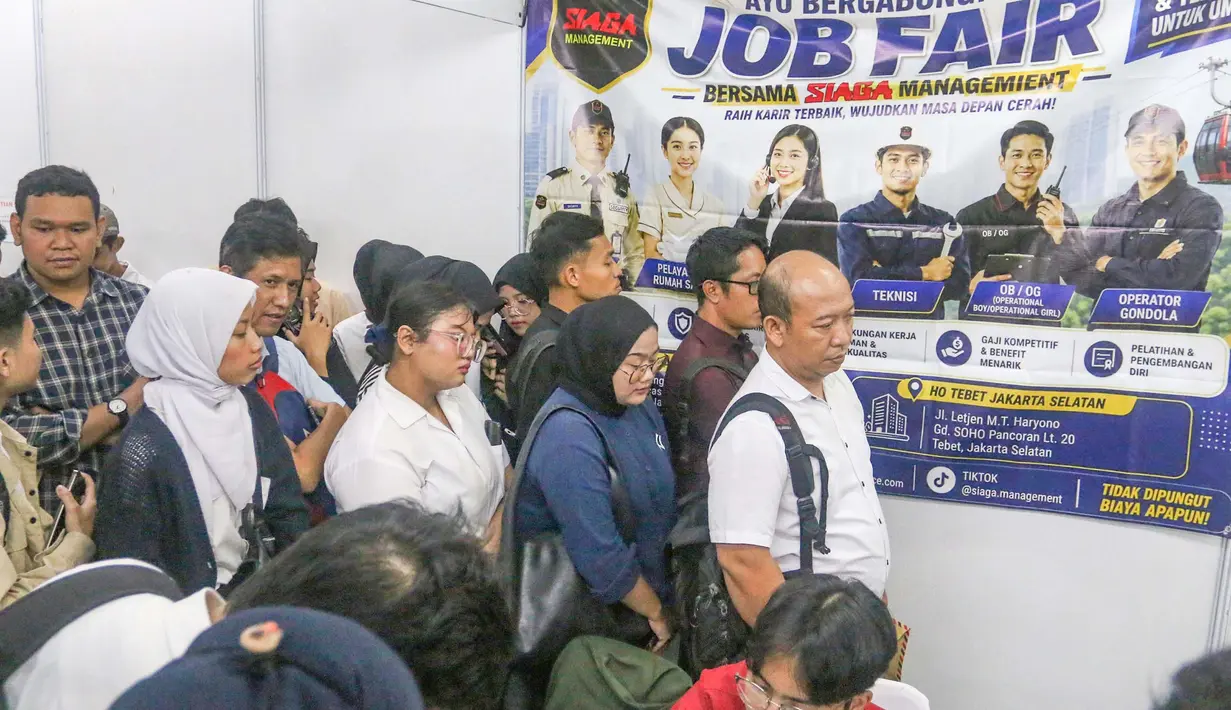 Pencari kerja (Pencaker) memadati Job Fair Depok 2026 yang diselenggarakan Pemerintah Kota (Pemkot) Depok di Depok Town Square (Detos), Rabu, 6 Agustus 2026. (KLY/ Arie Basuki)