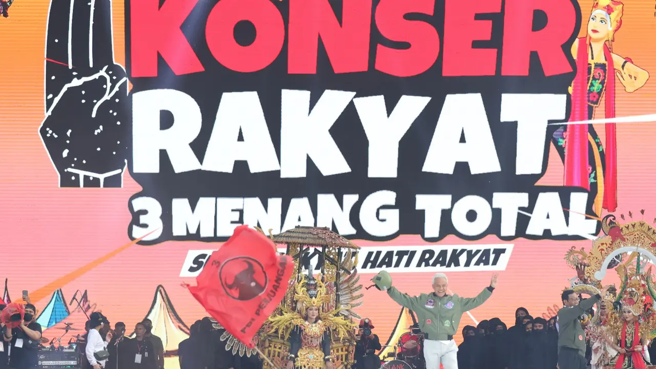 Calon presiden (capres) nomor urut tiga Ganjar Pranowo saat menghadiri konser rakyat di Banyuwangi, Kamis (8/2/2024).