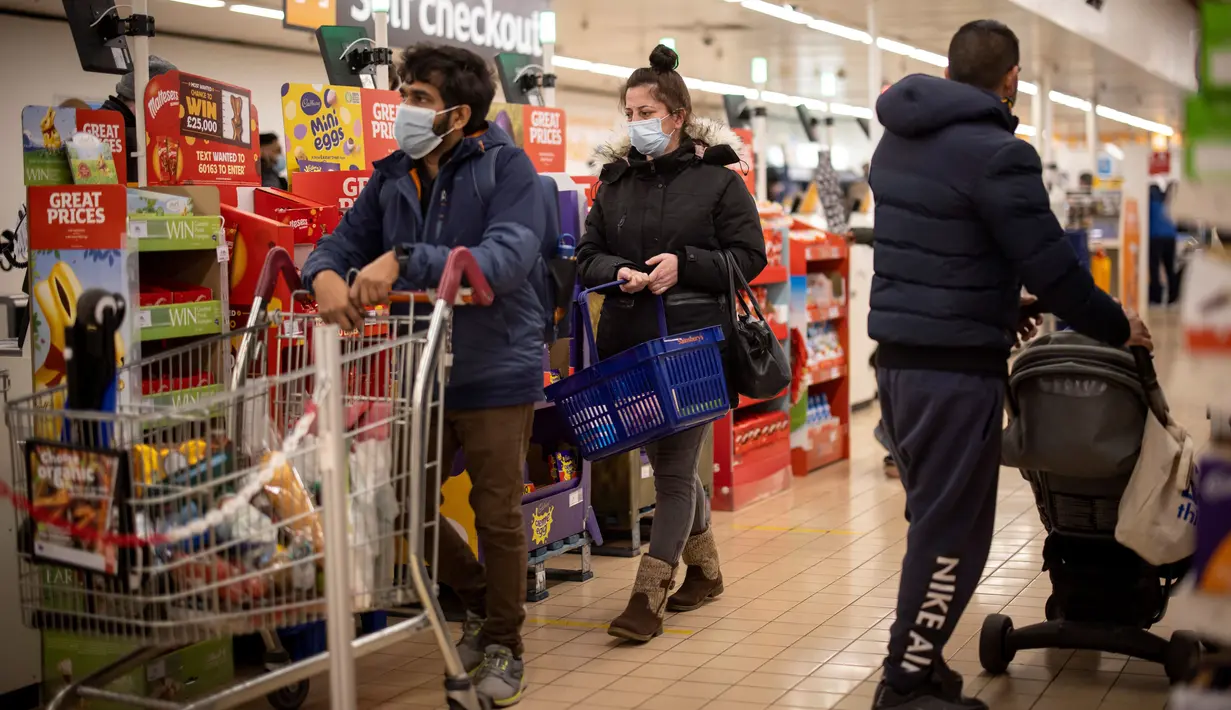 Pelanggan mengantre untuk berbelanja saat menunggu untuk membayar di kasir supermarket Sainsbury di Walthamstow, London timur pada 13 Februari 2022. Angka inflasi Inggris tembus 5,4 persen pada Desember lalu. Inflasi itu juga menjadi yang tertinggi dalam 30 tahun terakhir. (Tolga Akmen / AFP)