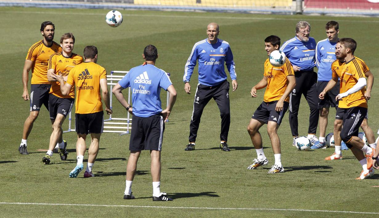  Zinedine Zidane (kanan), berlatih bersama para pemain Real Madrid di Kompleks Valdebebas Sports, Madrid, Spanyol (28/03/2014).  (EPA/Emilio Naranjo)