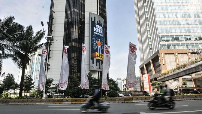 Kendaraan saat melintas di depan layar raksasa berisi imbauan patuh protokol kesehatan di kawasan Sudirman, Jakarta, Selasa (1/9/2020). (merdeka.com/Iqbal S. Nugroho)