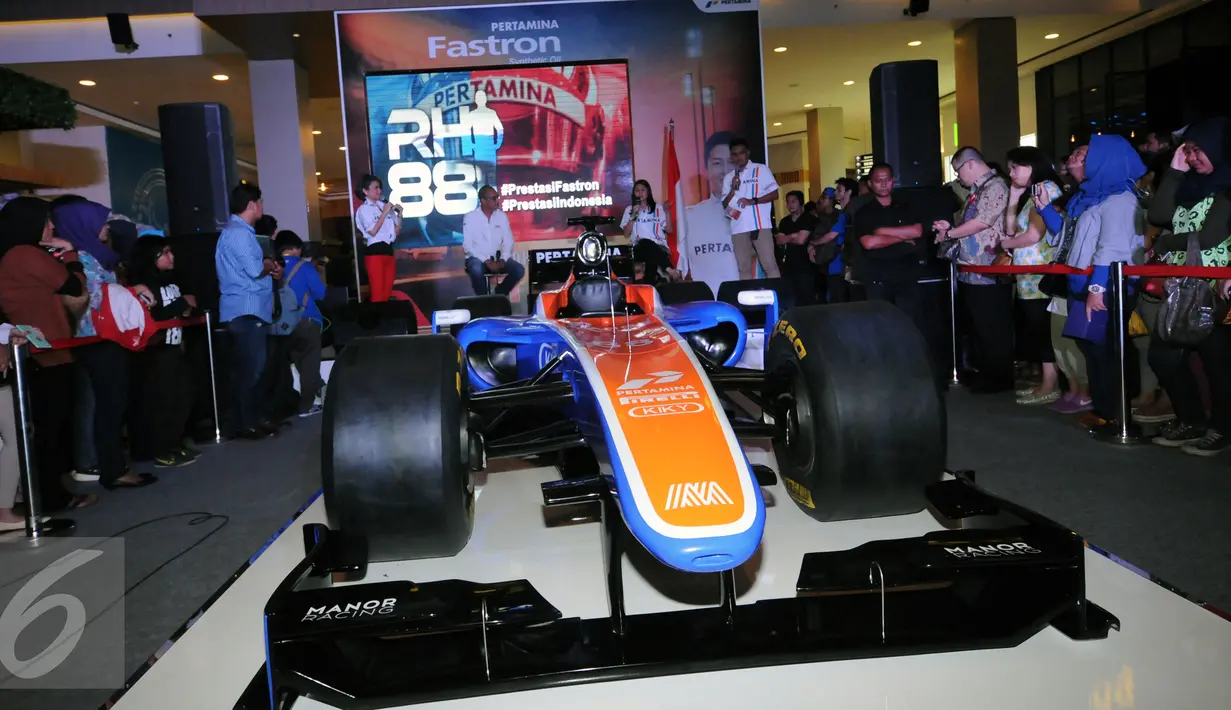Replika mobil F1 Rio Haryanto dipajang saat Meet and Great di Mall Kota Kasablanka, Jakarta, Kamis (7/4/2016). Rio, pembalap Indonesia pertama yang turun di ajang balap Formula 1. (Liputan6.com/Helmi Fithriansyah)
