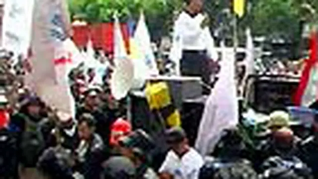 Ratusan buruh metal se-Jabodetabek menggelar unjuk rasa di Pengadilan Niaga, Jakarta Pusat, sebagai bentuk dukungan kepada pekerja Kymco Lippo Motor Indonesia yang mengajukan gugatan pailit. 