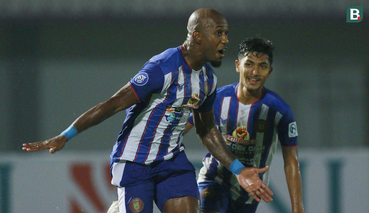 Kegigihan pemain Persiraja akhirnya membuahkan hasil memasuki menit ke-33. Muhammad Rifaldi mengirim umpan lambung yang kemudian diselesaikan lewat sundulan oleh striker Paulo Henrique sekaligus memperdaya kiper Awan Setho. (Foto: Bola.com/M iqbal Ichsan)