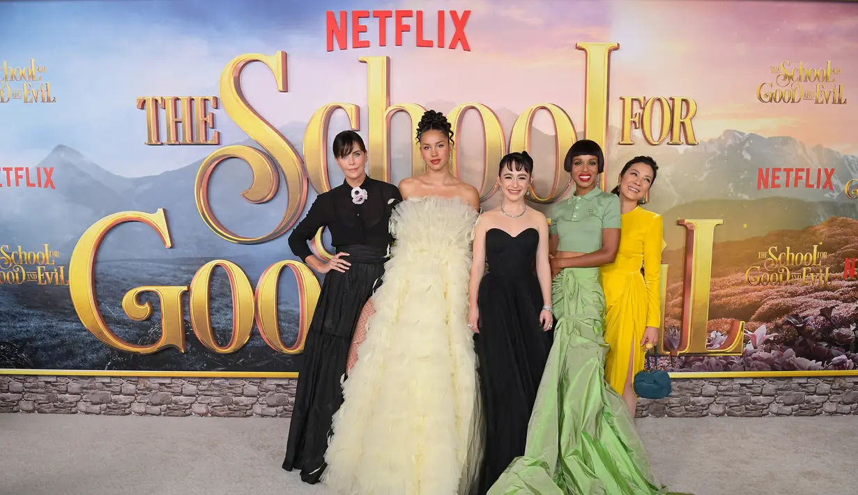 <p>Charlize Theron, Sofia Wylie, Sophia Anne Caruso, Kerry Washington dan Michelle Yeoh menghadiri World Premiere Of Netflix's School For Good And Evil di Regency Village Theatre pada 18 Oktober 2022 di Los Angeles, California. (CHARLEY GALLAY / GETTY IMAGES NORTH AMERICA / GETTY IMAGES VIA AFP)</p>