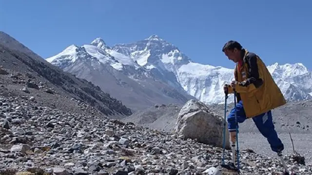 Kaki Diamputasi, Pria Ini Berhasil Sampai Puncak Everest