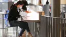 Mahasiswa mengenakan masker di Universitas British Columbia (UBC) di Vancouver, British Columbia, Kanada, 16 September 2020. Mahasiswa, pengajar, staf dan pengunjung UBC diwajibkan memakai masker saat berada di dalam ruangan di kampus guna membantu meredam penyebaran COVID-19. (Xinhua/Liang Sen)