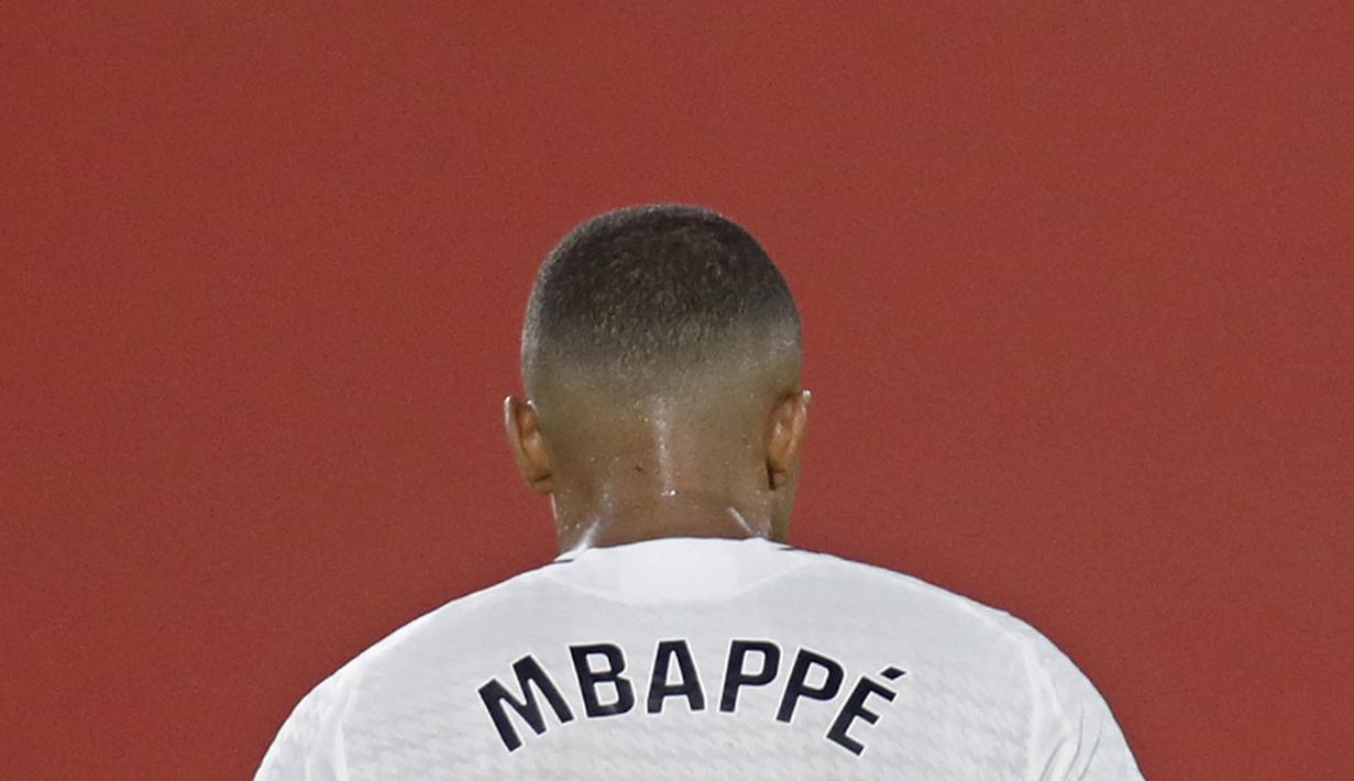 Pemain Real Madrid, Kylian Mbappe berjalan meninggalkan lapangan setelah laga Liga Spanyol 2024/2025 melawan Real Mallorca di Mallorca Son Moix stadium, Spanyol, Senin (19/08/2024) dini hari WIB. (AP Photo/Francisco Ubilla)