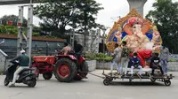 Warga membawa patung Dewa Ganesha di Hyderabad, India, Kamis (9/9/2021). Patung dewa Hindu berkepala gajah tersebut banyak dijual jelang Festival Ganesh Chaturthi. (NOAH SEELAM/AFP)