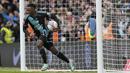 Selebrasi striker Leicester City, Patson Daka merayakan gol bunuh diri bek Chelsea, Axel Disasi pada laga perempatfinal Piala FA 2023/2024 di Stamford Bridge, London, Minggu (17/3/2024). (AP Photo/Dave Shopland)