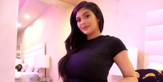 Kylie Jenner akhirnya mengumumkan kelahiran putri pertamanya bersama dengan Travis Scott. Ia pun merilis pernyataan dan sebuah video. (Reality Blurb)