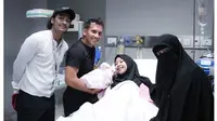 6 Potret Adiba Khanza Melahirkan Anak Pertama, Umi Pipik Resmi Timang Cucu