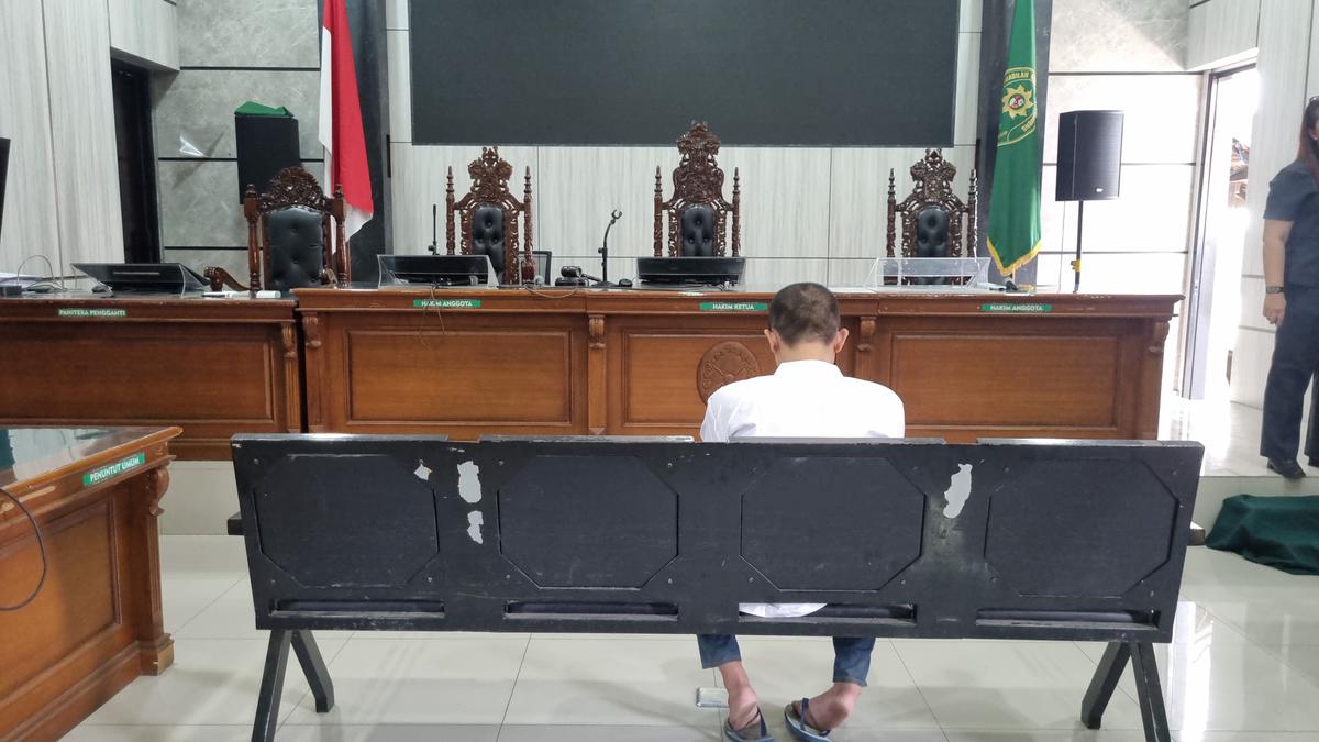 Taufik Hidayat saat hadir di PN Bale Bandung. (merdeka.com/Azzura Galexia).