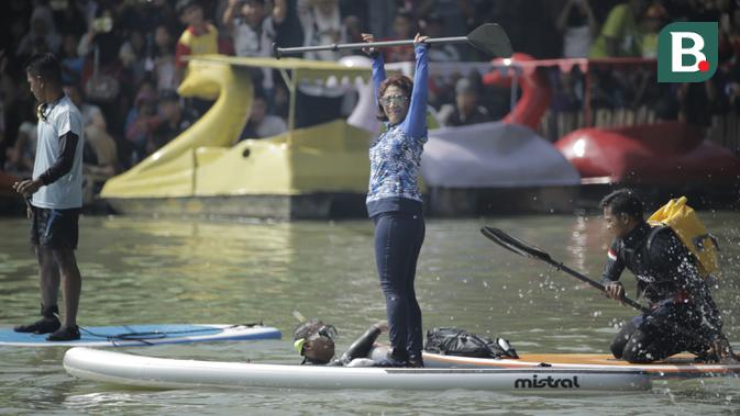 Foto Gaya Menteri Susi Pudjiastuti Saat Bermain Paddle Board Ragam Bola Com