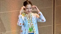 Putri Marino saat jumpa pers "Kebaya Kala Kini" persembahan Bakti Budaya Djarum Foundation, 23 Juli 2024, di momen Hari Kebaya Nasional 2024. Selain Putri, film pendek ini dibintangi sejumlah muse, seperti Dian Sastrowardoyo, Syandria Kameron, dan Woro Mustiko. (Liputan6.com/Asnida Riani)