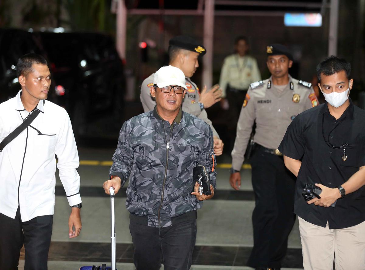 FOTO: Bupati Lampung Tengah Terjaring OTT KPK Terkait Dugaan Suap Pengesahan RAPBD