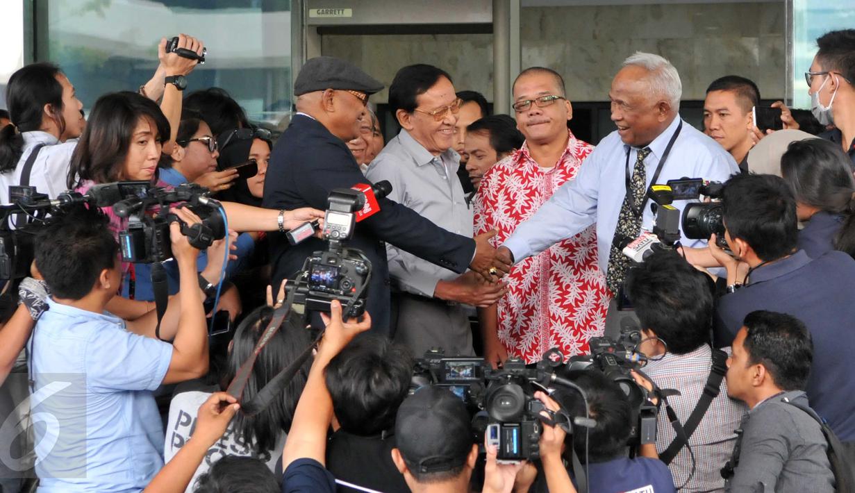 Taufiequrachman Ruki (kanan) usai berdiskusi dengan sejumlah tokoh di Gedung KPK, Jakarta, Kamis (15/10/2015). Diskusi tersebut membahas rencana revisi UU KPK oleh DPR. (Liputan6.com/Helmi Afandi)