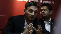 Marc Anthony Klok saat diperkenalkan Persija Jakarta di Kantor Persija, Kuningan, Jakarta, Sabtu (31/1). Persija resmi memboyong Marc Klok dengan kontrak berdurasi empat musim.(Bola.com/Yoppy Renato)