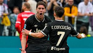 Pemain Juventus Dusan Vlahovic merayakan gol bersama Francisco Conceicao pada laga Serie A/Liga Italia antara Juventus vs Verona di Turin, Italia, Minggu, 3 Mei 2026. (Tano Pecoraro/LaPresse via AP)