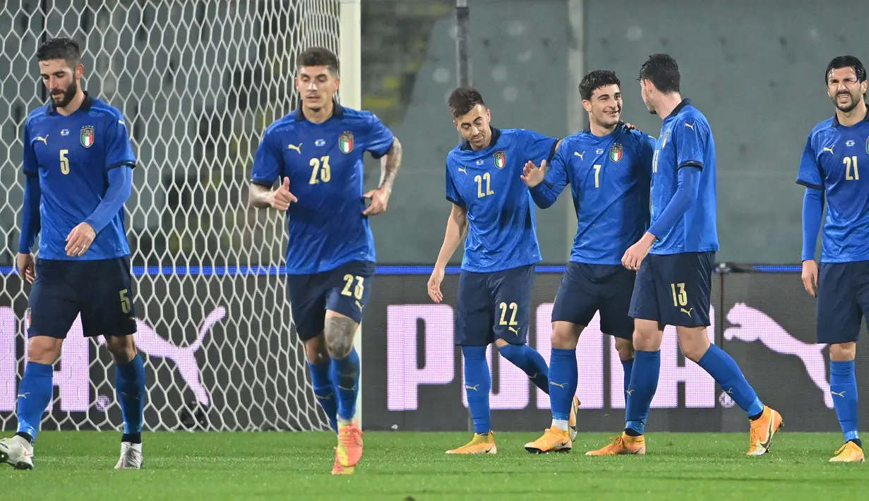 Pemain Italia merayakan gol yang dicetak Riccardo Orsolini ke gawang Estonia pada laga uji coba di Stadion Artemino Franchi, Kamis (12/11/2020) dini hari WIB. Italia menang 4-0 atas Estonia. (AFP/Alberto Pizzoli)