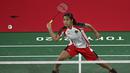 Tunggal putri Indonesia Gregoria Mariska Tunjung melakukan pukulan ke Lianne Tan dari Belgia dalam pertandingan penyisihan Grup M cabang bulu tangkis Olimpiade Tokyo 2020 di Musashino Forest Sports Plaza, Tokyo, Rabu (28/7/2021). Mariska menang 21-11 dan 21-17. (AFP/Alexander Nemenov)