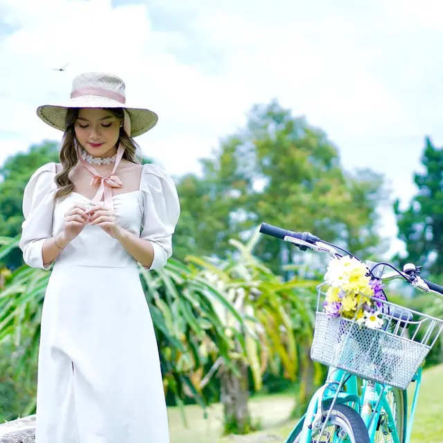Rilis Single Baru, 7 Gaya Mirriam Eka Tampil Pakai Dress Ini Menawan