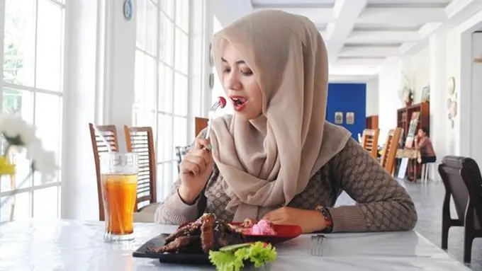 Makan jangan terburu-buru./Copyright Unpopulart