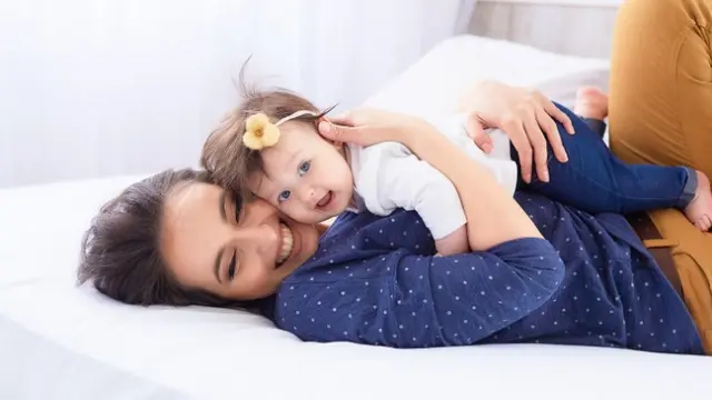 Ibu muda qtime bersama anak (Foto: freepik/freepic.diller)