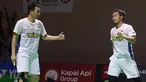 Indonesia berhasil menambah dua wakilnya ke babak 16 besar di sektor ganda putra dalam Kejuaraan Bulu Tangkis Indonesia Open 2023. Dari tiga wakil yang berlaga pada hari kedua, Rabu (14/6/2023), pasangan Mohammad Ahsan/Hendra Setiawan dan Pramudya Kusumawardana/Yeremia Eric Yoche Yacob Rambitan berhasil menang atas lawan-lawannya untuk menyusul Fajar Alfian/Muhammad Rian Ardianto dan Leo Rolly Carnando/Daniel Marthin yang telah lebih dahulu lolos pada hari pertama. Satu-satunya ganda putra Indonesia yang tersingkir adalah Muhammad Shohibul Fikri/Bagas Maulana yang takluk dari andalan Malaysia, Aaron Chia/Soh Wooi Yik. 
 (Bola.com/Bagaskara Lazuardi)