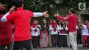 Sejumlah mahasiswa melakukan paduan suara dan gerak tari saat Car Free Day, di Jakarta, Minggu (25/9/2022). Pagelaran ini merupakan bentuk pengenalan seni kepada masyarakat yang tengah melakukan aktivitas di CFD. (Liputan6.com/Angga Yuniar)