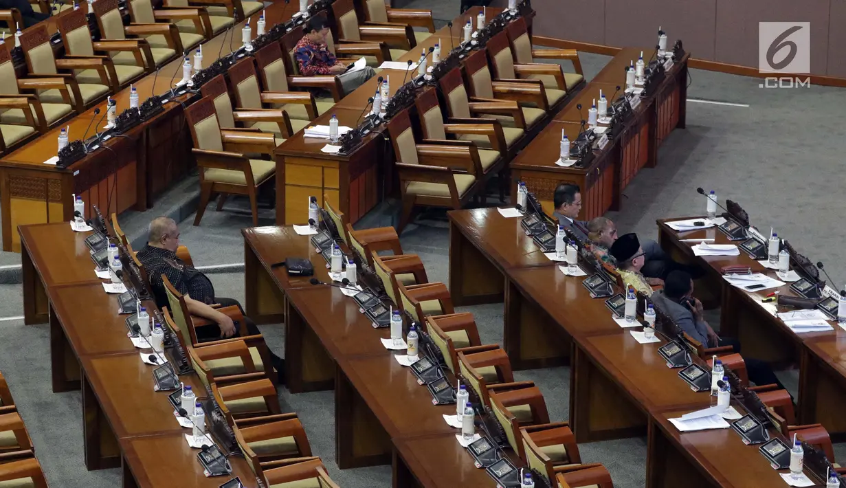 Suasana paripurna ke-11 DPR RI tahun sidang 2019-2020 di Kompleks Parlemen, Jakarta, Kamis (26/9/2019). DPR bersama pemerintah yang diwakili Menhan, Ryamizard Ryacudu mengambil keputusan terkait RUU Pengelolaan Sumber Daya Nasional (PSDN) untuk Pertahanan Negara. (Liputan6.com/Helmi Fithriansyah)