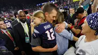 Pemain New England Patriots, Tom Brady memeluk Gisele Bundchen dan putrinya usai pertandingan antara Falcons Atlanta dan New England Patriots di Super Bowl LI di Stadion NRG, Houston, AS (5/2). (Kevin C. Cox / Getty Image / AFP)