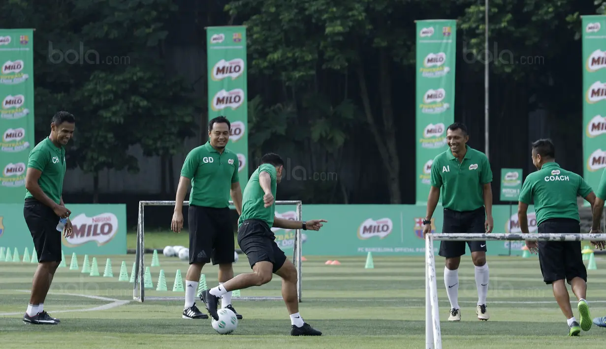 Mantan pemain Timnas Indonesia saat acara pelatihan untuk pesepak bola cilik di Lapangan Simprug, Jakarta, Sabtu (16/12/2017). Legenda sepak bola Indonesia ikut berpartisipasi pada MILO Football Clinic Day. (Bola.com/M Iqbal Ichsan)