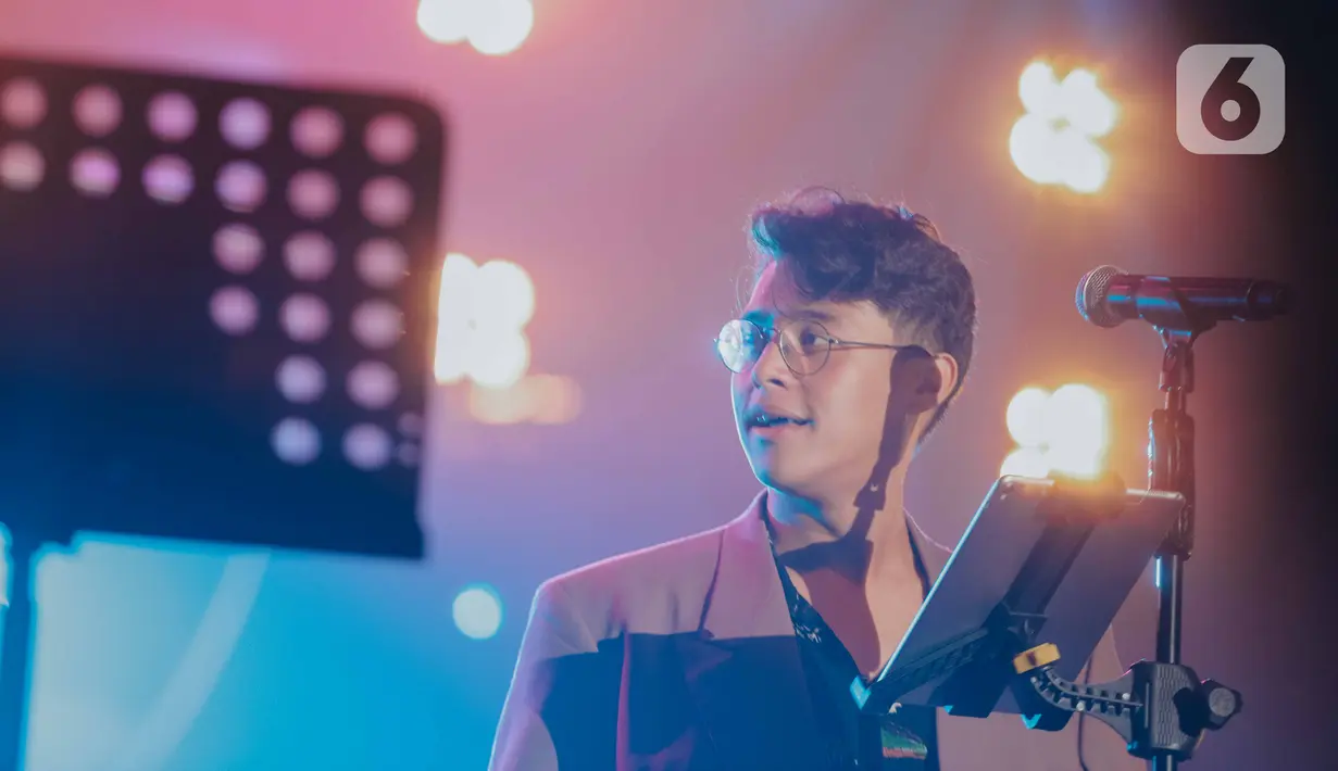 Penyanyi Ardhito Pramono beraksi pada Jakarta International BNI Java Jazz Festival 2020 di Jakarta, Sabtu (29/2/2020). Ardhito membawakan sejumlah lagu seperti Bila, Bitter Love, dan Fake Optics. (Liputan6.com/Faizal Fanani)