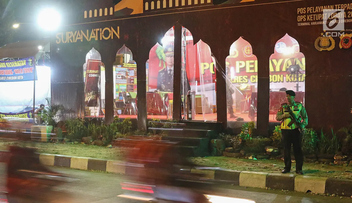 Polisi bersenjata berjaga di pos pelayanan terpadu Operasi Ketupat Lodaya 2019, Jalan Raya Pantura, Cirebon, Jawa Barat, Sabtu (1/6/2019). Polisi mengerahkan sekitar 182.000 personel selama Operasi Ketupat Tahun 2019 dalam rangka pengamanan Hari Raya Idul Fitri. (Liputan6.com/Herman Zakharia)