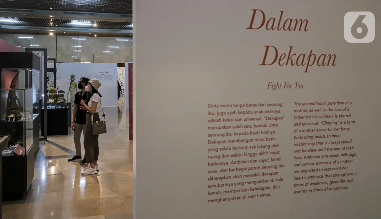 Pengunjung saat melihat pameran The Truth Inside You: Alunan Kisah Tentang Perempuan di Museum Nasional, Jakarta, Sabtu (7/1/2023). Pameran The Truth Inside You yang berlangsung hingga 15 Januari mendatang merupakan sarana edukasi kepada masyarakat bahwa peran perempuan sangat besar bagi Indonesia sejak berabad silam. (Liputan6.com/Faizal Fanani)