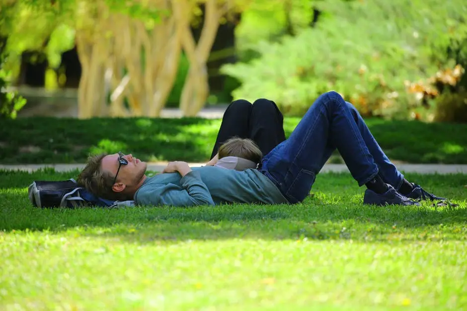 Perusak hubungan tidak selalu datang dari luar, kadang dari pikiran sendiri tapi tidak disadari. (Foto: pexels.com)